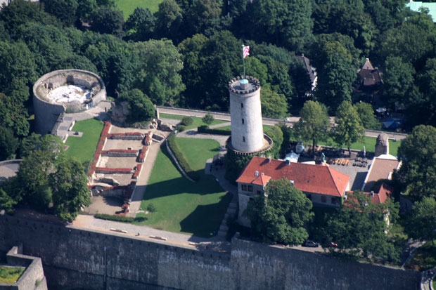 Luftaufnahme der Sparrenburg. 