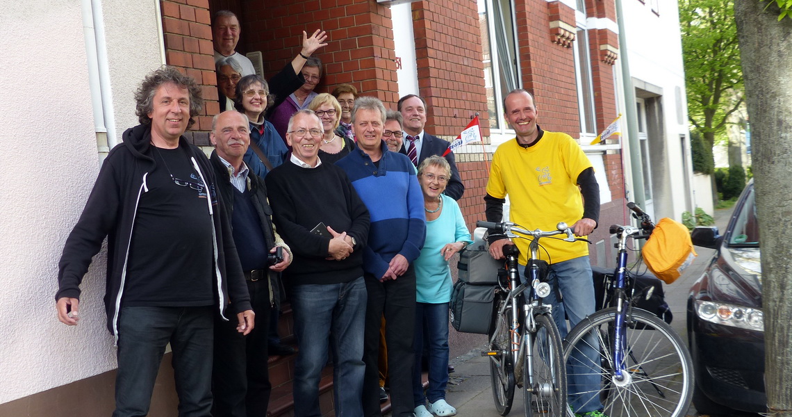 Bielefelder Guttempler*innen beim Empfang der Guttempler-Friedensfahrt 2014 vor ihrem Guttemplerhaus.